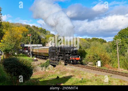Highley, Shropshire, Regno Unito - Ottobre 2021L motore a vapore d'epoca che tira un traing lasciando la stazione ferroviaria di Highley sulla Severn Valley Railway. Foto Stock