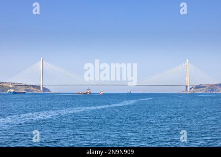 Passaggio del traffico navale sotto il ponte sultano Selim di Yavuz. L'entrata nord nello stretto del Bosforo in Turchia Foto Stock