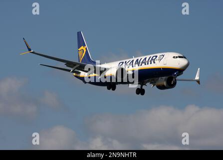 Un Boeing Ryanair 737-800 che arriva all'aeroporto Arrecife di Lanzarote Foto Stock