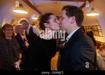 Magonza, Germania. 12th Feb, 2023. Il candidato Nino Haase (indipendente) riceve un bacio dalla moglie Mandy Haase al partito elettorale dopo l'elezione del sindaco a Eisgrub-Bräu. Dopo aver contato i primi distretti votanti nelle elezioni OB a Magonza, Haase e Chr. Viering dei Verdi si è fatto il massimo. I primi risultati preliminari di 34 dei 118 distretti votanti hanno visto l'Haase di 39 anni avanti con circa il 40%. Credit: Jörg Halisch/dpa/Alamy Live News Foto Stock