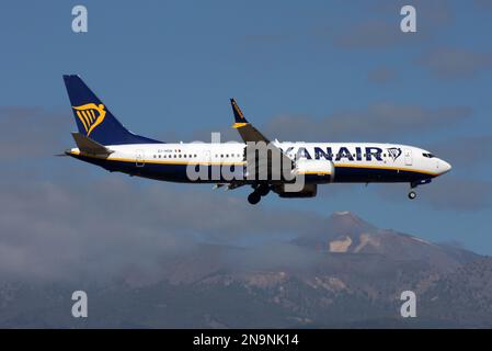 Un Boeing 737-8-200 MAX di Ryanair si avvicina Tenerife Sud Aeroporto Isole Canarie Foto Stock