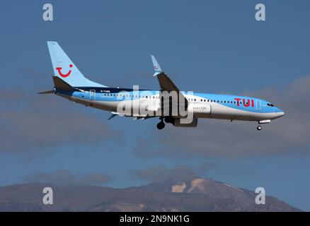 Un Boeing 737-800 di TUI che si avvicina all'Aeroporto di Tenerife Sud Foto Stock