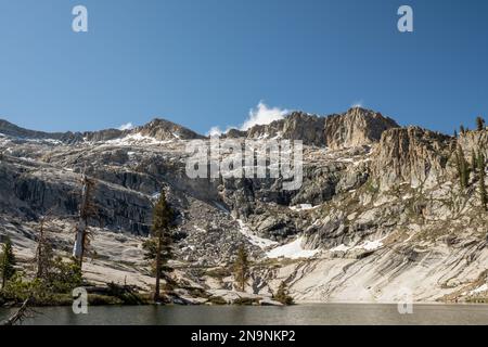 Lago Pear situato sotto alta Peak nel Parco Nazionale di Sequoia Foto Stock