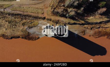 Un colpo aereo di silos di cemento gemelli Hillsborough Gypsum Plant Silos a Hillsborough, Canada Foto Stock