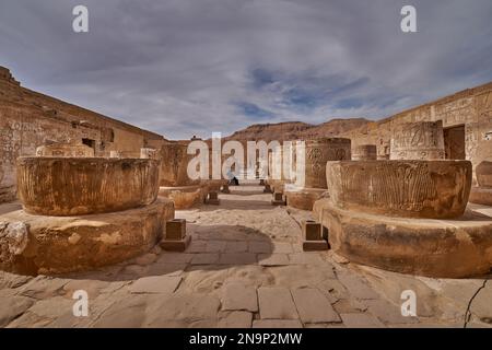 Geroglifici e colonne al Tempio mortuario di Ramesse III a Medinet Habu a Luxor, Egitto Foto Stock