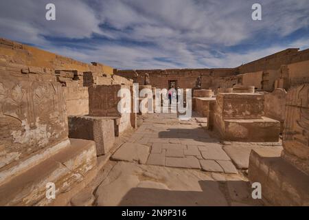 Geroglifici e colonne al Tempio mortuario di Ramesse III a Medinet Habu a Luxor, Egitto Foto Stock