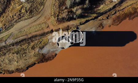 Un colpo aereo di silos di cemento gemelli Hillsborough Gypsum Plant Silos a Hillsborough, Canada Foto Stock