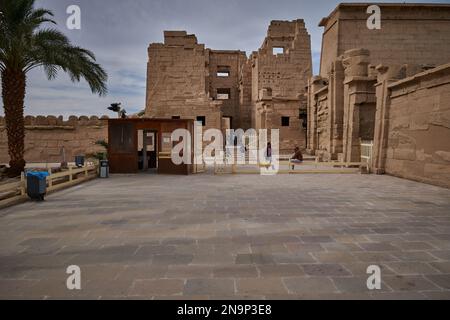 Ingresso Migdal a Medinet Habu dal sud-est, un sito archeologico vicino alle colline Theban sulla riva occidentale del Nilo di fronte Luxor Egitto Foto Stock