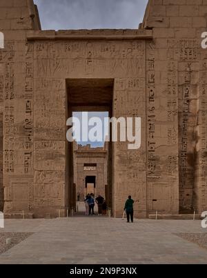 Tempio mortuario di Ramesse III a Medinet Habu a Luxor, Egitto mostrando il primo pilone e il piazzale Foto Stock