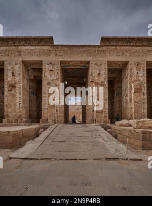 Tempio mortuario di Ramesse III a Medinet Habu a Luxor, Egitto che mostra il secondo cortile e la facciata della sala peristilio Foto Stock