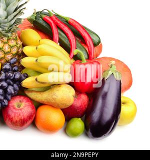 La frutta e la verdura fresca isolati su sfondo bianco Foto Stock