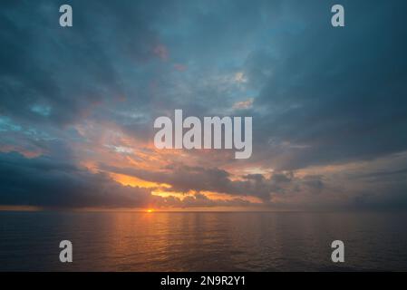 Tramonto sull'Oceano Pacifico, visto dal Parco Nazionale Manuel Antonio in Costa Rica; Costa Rica Foto Stock