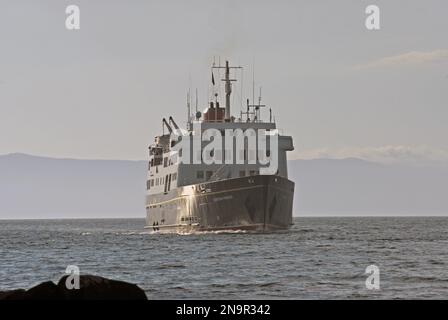 LA PRINCIPESSA HEBRIDEAN si avvicina al FARO EILEAN BAN, preparandosi a passare sotto il PONTE SKYE, SCOZIA Foto Stock