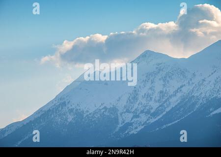 Vista dell'impressionante monte Taygetus innevato da Lakonia, Grecia, Europa Foto Stock