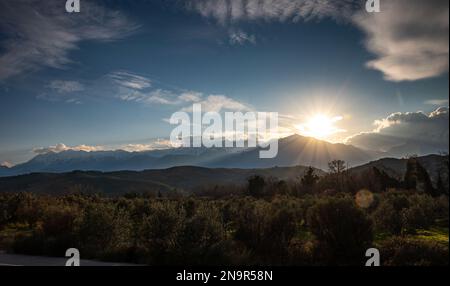 Vista dell'impressionante monte Taygetus innevato da Lakonia, Grecia, Europa Foto Stock
