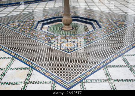 Pavimento piastrellato nel Palazzo Bahia del XIX secolo, Marrakech, Marocco Foto Stock