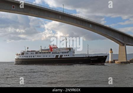 LA PRINCIPESSA HEBRIDEAN passa davanti AL FARO EILEAN BAN, navigando sotto il PONTE SKYE, SCOZIA Foto Stock