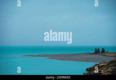 Vista tranquilla del lago Pukaki, vicino al monte Cook su South Island, nuova Zelanda; Canterbury Region, South Island, nuova Zelanda Foto Stock