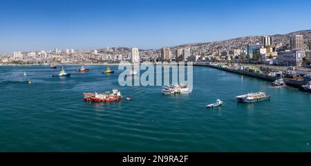 Valparaiso, Cile - 21 gennaio 2023: Ormeggiate piccole barche in un panorama della città di Valparaiso in Cile Foto Stock