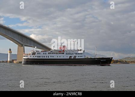 LA PRINCIPESSA HEBRIDEAN passa davanti AL FARO EILEAN BAN, navigando sotto il PONTE SKYE, SCOZIA Foto Stock