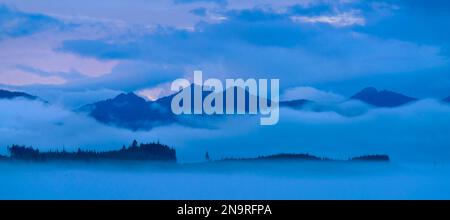 Alba a Alert Bay e sopra Cormorant Island; Vancouver Island, British Columbia, Canada Foto Stock