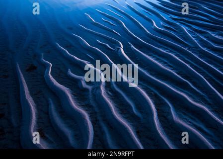 L'alba riflette le increspature di sabbia lasciate dalla marea uscente a Skaket Beach, Massachusetts, Stati Uniti d'America Foto Stock