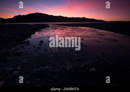 Alba sopra il lago Hawea e il monte Melina sull'Isola meridionale della nuova Zelanda; Isola del Sud, nuova Zelanda Foto Stock