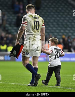 Twickenham, Regno Unito. 12th Feb, 2023. Inghilterra V Italia, Guinness 6 Nazioni. Stadio di Twickenham. Twickenham. Owen Farrell (Inghilterra, capitano) e un ragazzino con una maglia numero 10 durante la partita di rugby Inghilterra V Italia nel round 2 delle Guinness 6 Nations. Credit: Sport in Pictures/Alamy Live News Foto Stock