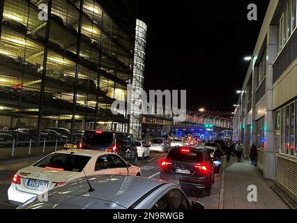 Duesseldorf, Germania. 12th Feb, 2023. I veicoli sono bloccati in un ingorgo stradale su una strada di accesso all'aeroporto accanto a un garage. A causa di una mancia su un veicolo sospetto in un garage, la polizia ha fatto un'operazione all'aeroporto di Düsseldorf. Un veicolo nel garage P2 è in corso di indagine, ha detto un portavoce la Domenica sera. Credit: Alexander Forstreuter/dpa/Alamy Live News Foto Stock