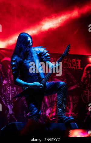 Un'immagine verticale di Dark Funeral che si esibisce nel festival brutal Assault 2022 Foto Stock