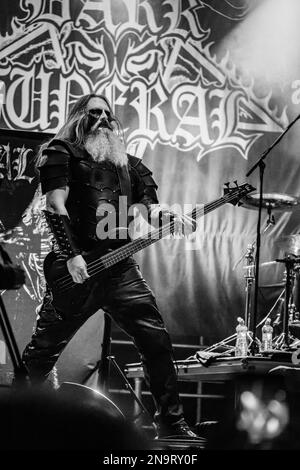 Un'immagine verticale in scala di grigi di Dark Funeral in esecuzione su Brutal Assault 2022 Festivall Foto Stock