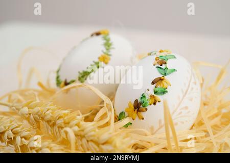 Ricamo a nastro su gusci d'uovo ricamo a nastro su uovo vuoto non uova di pollo tacchino o uova d'oca tecnica stessa per ricamare su gusci d'uovo vacanza di Pasqua originata in Germania due uova Foto Stock