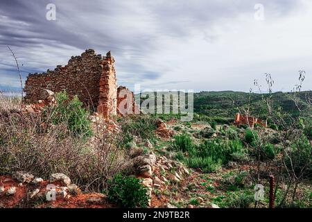 Rovine di case coloniche nelle montagne di Montserrat Foto Stock