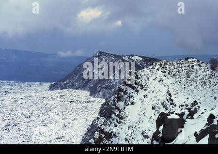 Crinale montano 'Serra del Salipizio' innevato in Sicilia, ai margini della 'Valle del Bove' nel Parco Nazionale dell'Etna, Italia Foto Stock