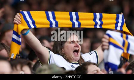 Elland Road, Leeds, Yorkshire, Regno Unito. 12th Feb, 2023. Premier League Football, Leeds United contro Manchester United; i tifosi del Leeds United mostrano il loro sostegno alla loro squadra durante l'azione Credit: Action Plus Sports/Alamy Live News Foto Stock