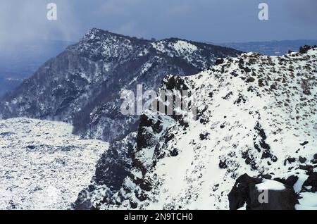 Crinale montano 'Serra del Saliferio' innevato in Sicilia, ai margini della 'Valle del Bove' nel Parco Nazionale dell'Etna, Italia (2) Foto Stock