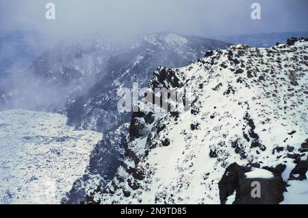 Crinale montano 'Serra del Saliferio' innevato in Sicilia, ai margini della 'Valle del Bove' nel Parco Nazionale dell'Etna, Italia (2) Foto Stock