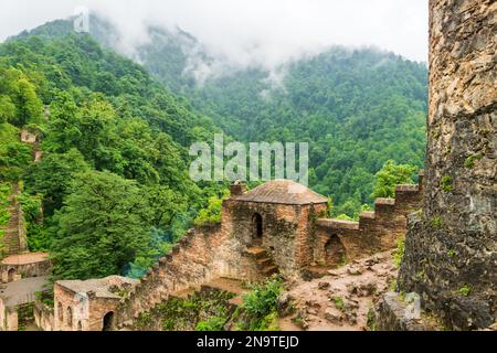 Architettura del Castello di Rudkhan in Iran. Rudkhan Castle è un castello medievale in mattoni e pietra, situato a sud-ovest della città di Fuman, nella provincia di Gilan, in Iran Foto Stock