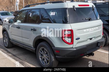 Un nuovo SUV Ford Bronco in vendita presso una concessionaria a Monroeville, Pennsylvania, USA Foto Stock