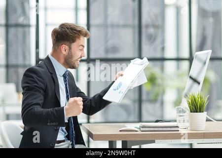 divertente dipendente maschile hanno divertente eseguire vincitore in ufficio moderno Foto Stock