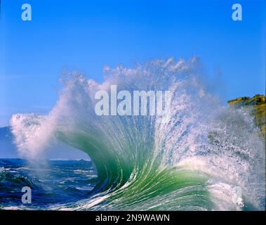 Un'onda spettacolare che raggiunge l'alto con gli spruzzi mentre si rompe sulla costa dell'Oregon sullo sfondo a Cape Kiwanda Foto Stock