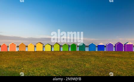 Arcobaleno di capanne da spiaggia multicolore a Hamworthy a Poole, Dorset Foto Stock