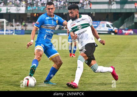 Curitiba, Brasile. 12th Feb, 2023. PR - Curitiba - 02/12/2023 - PARANAENSE 2023, CORITIBA X SAOJOSEENSE - Marcelino Moreno giocatore di Coritiba compete con Caio giocatore di Saojoseense durante una partita allo stadio Couto Pereira per il campionato Paranaense 2023. Foto: Gabriel Machado/AGIF/Sipa USA Credit: Sipa USA/Alamy Live News Foto Stock