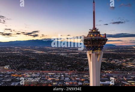 Vista aerea serale dello Strat Hotel, del Casino' e dello SkyPod a Las Vegas, Nevada USA Foto Stock
