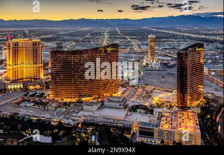 Antenna vista serale della porzione di Strip di Las Vegas con Palazzo, Wynn e Encor con Trump Tower sfondo n. Foto Stock