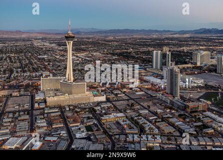 Vista aerea serale dello Strat Hotel, del Casino' e dello SkyPod a Las Vegas, Nevada USA Foto Stock