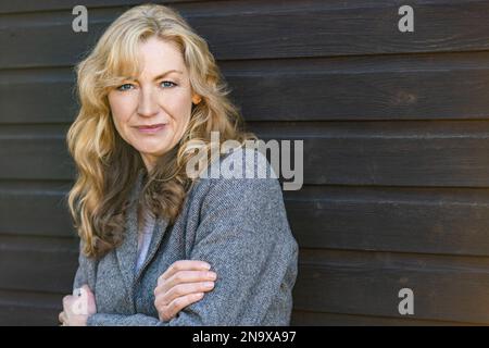 Bella donna bionda di mezza età fuori Foto Stock