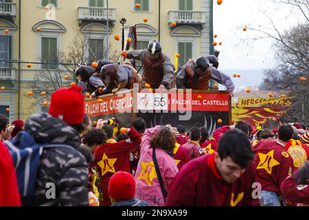 La tradizionale battaglia delle arance, il Carnevale di Ivrea , Torino, Piemonte, Italia Foto Stock