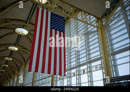 Una bandiera americana nell'edificio del terminal all'Aeroporto Nazionale Reagan di Washington, Distretto di Columbia, Stati Uniti d'America Foto Stock