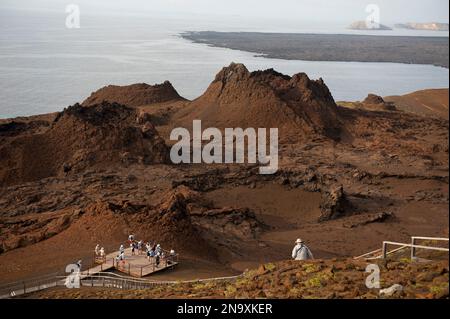 I turisti esplorano Bartolomew Island, parte del Parco Nazionale delle Galapagos; Bartholomew Island, Galapagos Islands, Ecuador Foto Stock